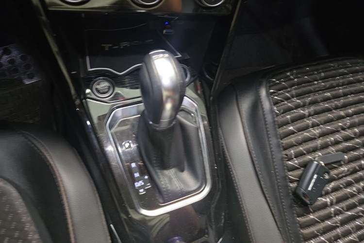 Used Volkswagen T-ROC 2021 280TSI DSG Two-Wheel Drive Comfort Connect Edition Gear Lever