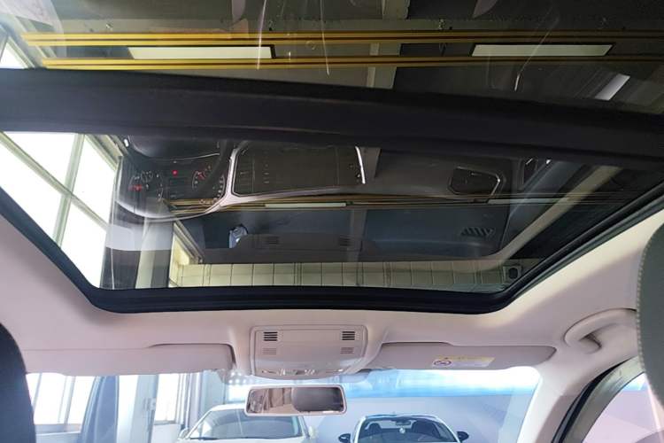 Used Volkswagen T-ROC 2021 280TSI DSG Two-Wheel Drive Elite Connect Edition Headliner