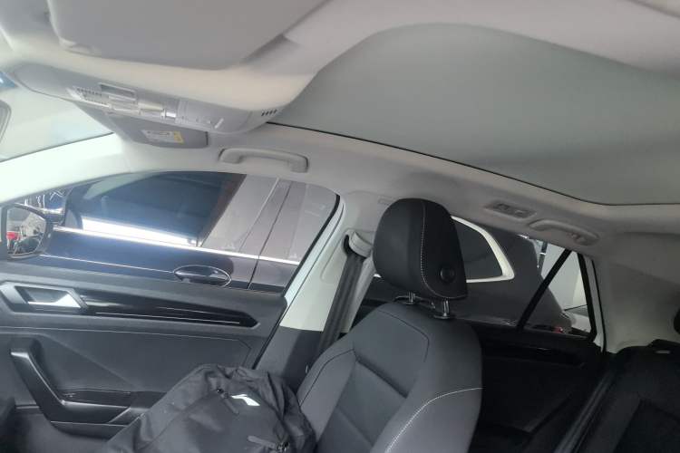 Used Volkswagen T-ROC 2021 280TSI DSG Two-Wheel Drive Comfort Connect Edition Headliner