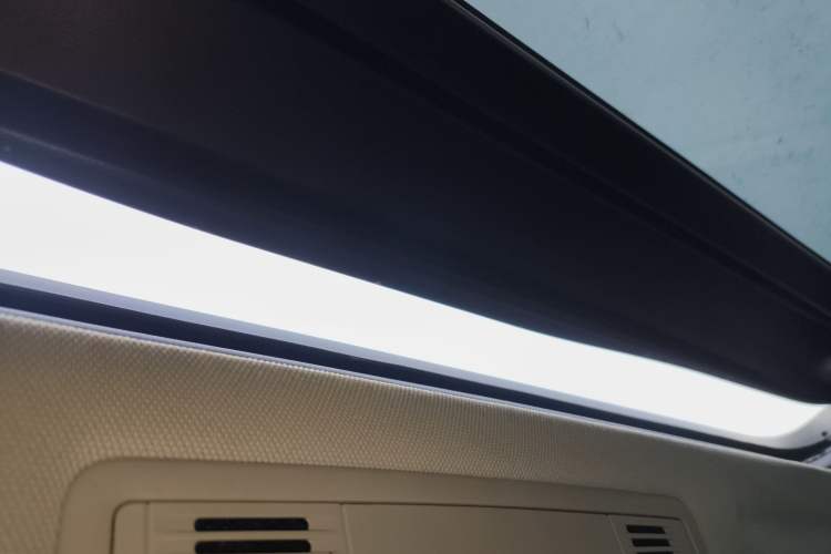 Used Volkswagen T-ROC 2021 280TSI DSG Two-Wheel Drive Comfort Connect Edition Headliner