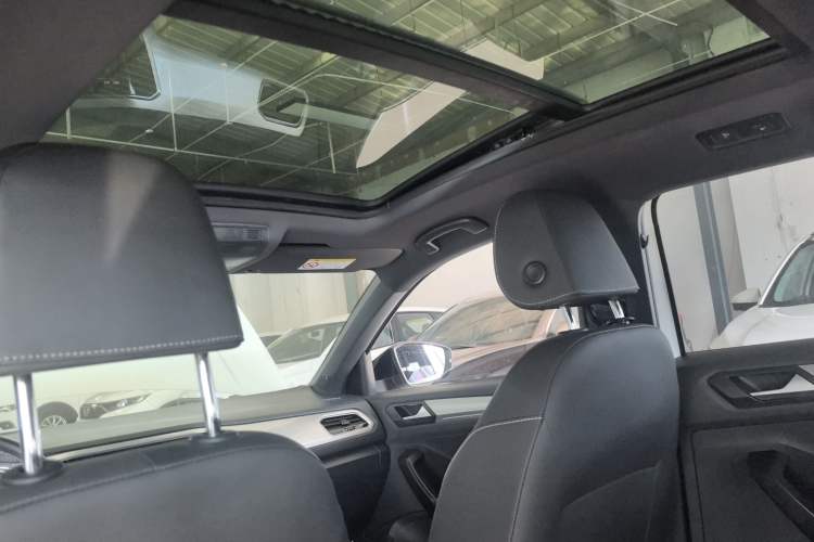 Used Volkswagen T-ROC 2021 280TSI DSG Two-Wheel Drive R-Line Pro Connected Version Headliner