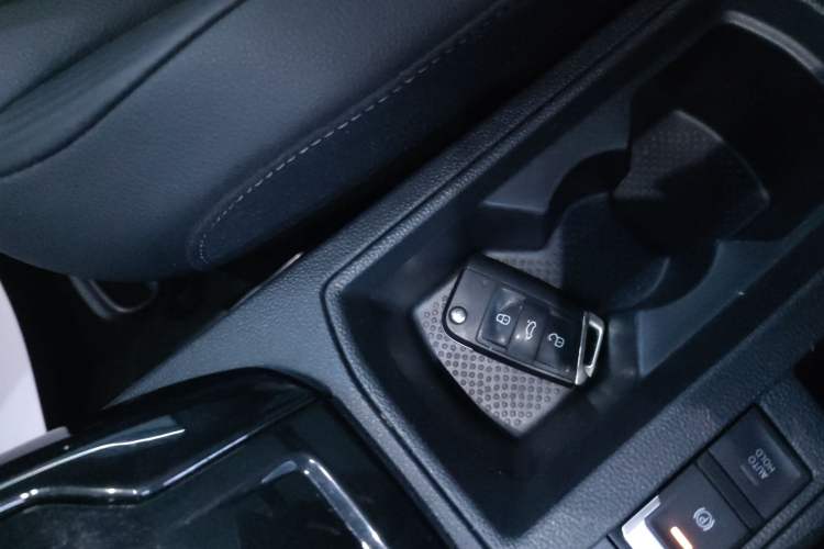 Used Volkswagen T-ROC 2021 280TSI DSG Two-Wheel Drive Comfort Connect Edition Interior 1