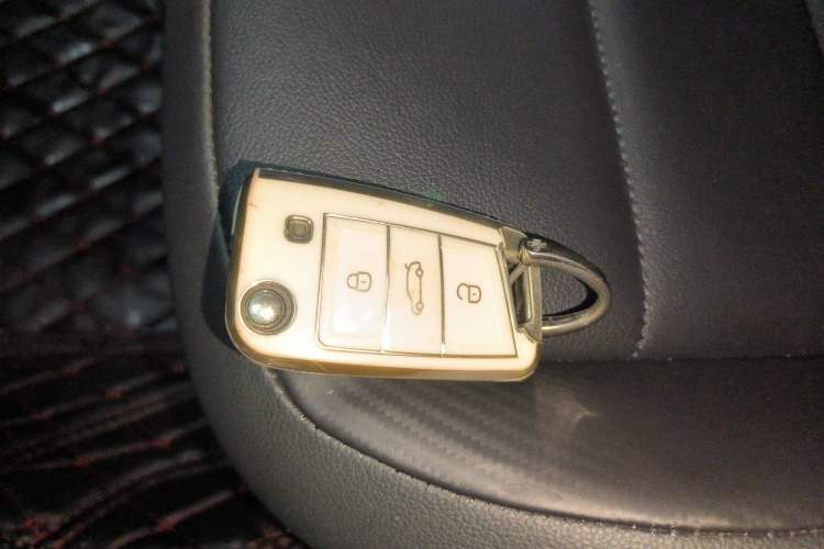 Used Volkswagen T-ROC 2021 280TSI DSG Two-Wheel Drive Comfort Connect Edition Interior 1