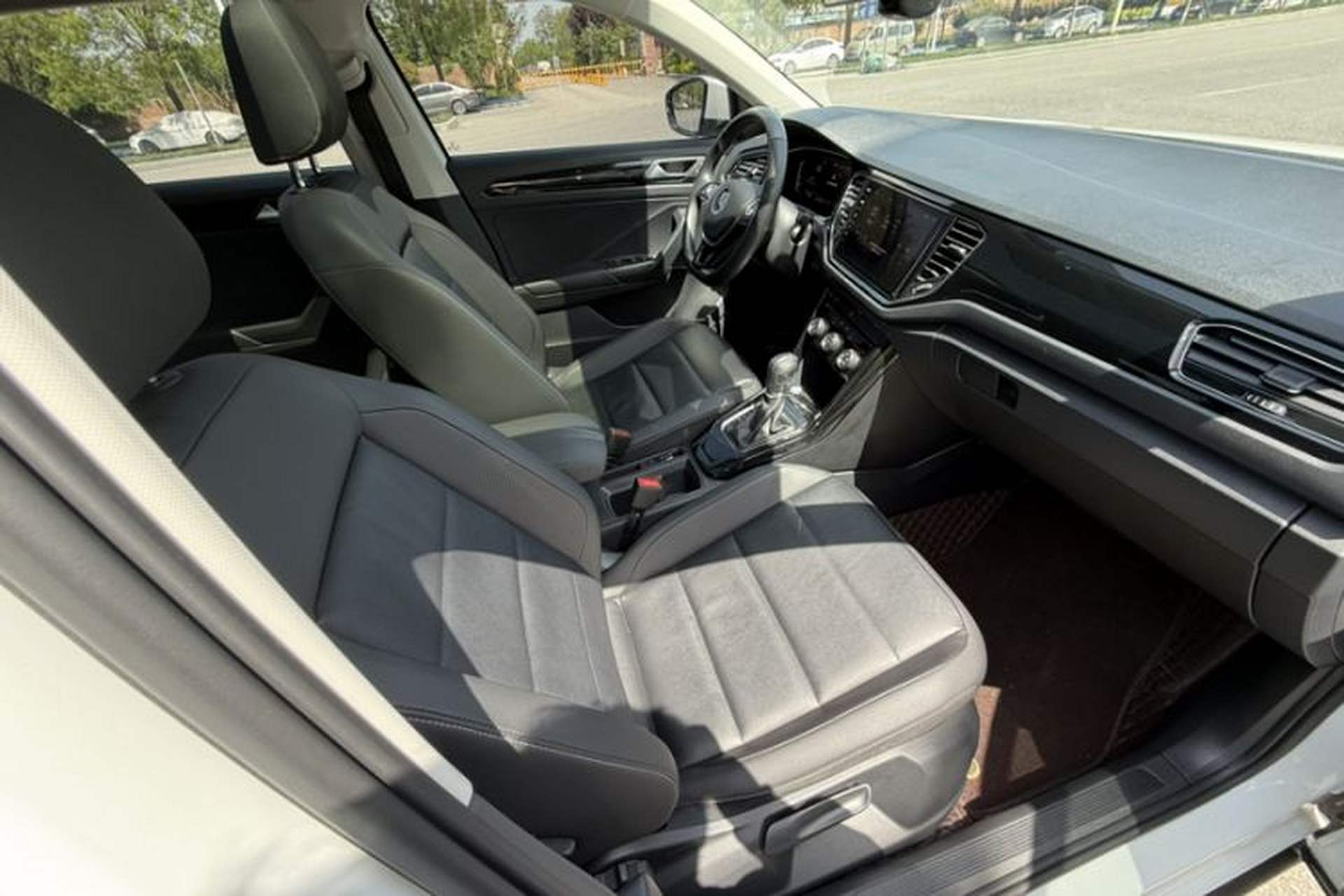 Used Volkswagen T-ROC 2021 280TSI DSG Two-Wheel Drive Comfort Connect Edition Interior 10