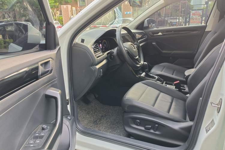 Used Volkswagen T-ROC 2021 280TSI DSG Two-Wheel Drive Elite Connect Edition Interior 10