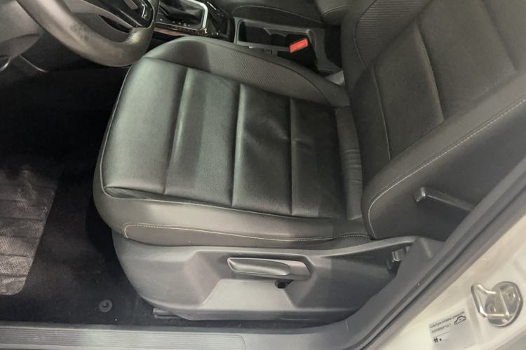 Used Volkswagen T-ROC 2021 280TSI DSG Two-Wheel Drive Comfort Connect Edition Interior 2