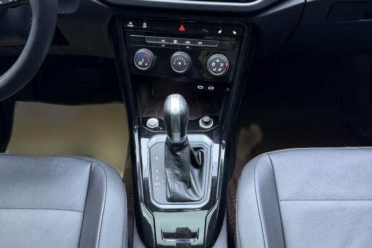 Used Volkswagen T-ROC 2021 280TSI DSG Two-Wheel Drive Comfort Connect Edition Interior 2