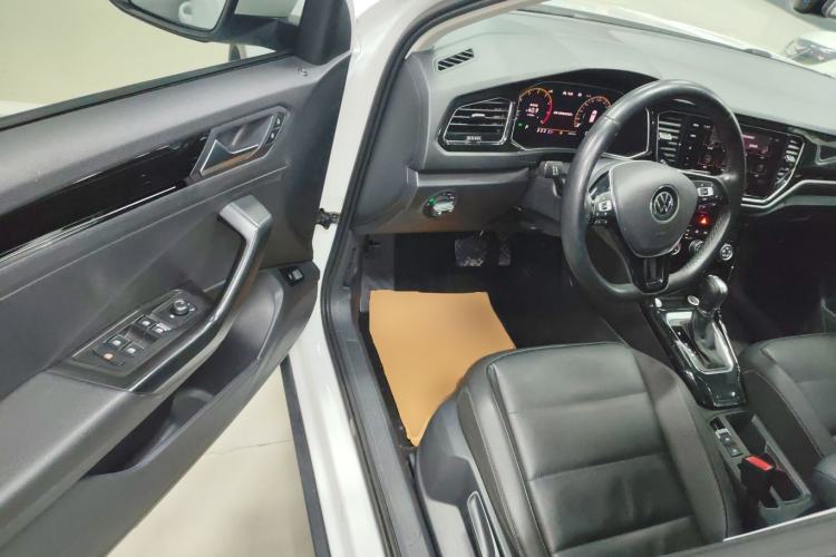 Used Volkswagen T-ROC 2021 280TSI DSG Two-Wheel Drive Comfort Connect Edition Interior 3