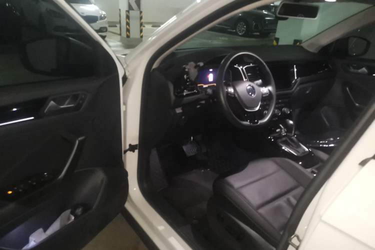 Used Volkswagen T-ROC 2021 280TSI DSG Two-Wheel Drive Comfort Connect Edition Interior 3