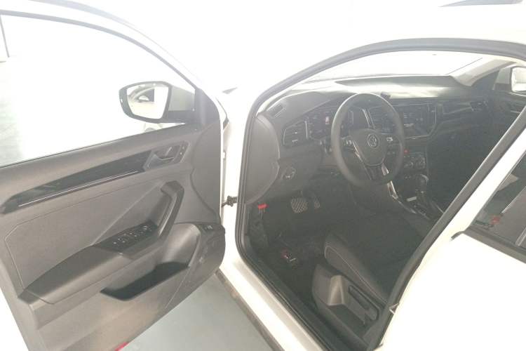 Used Volkswagen T-ROC 2021 280TSI DSG Two-Wheel Drive Comfort Connect Edition Interior 3