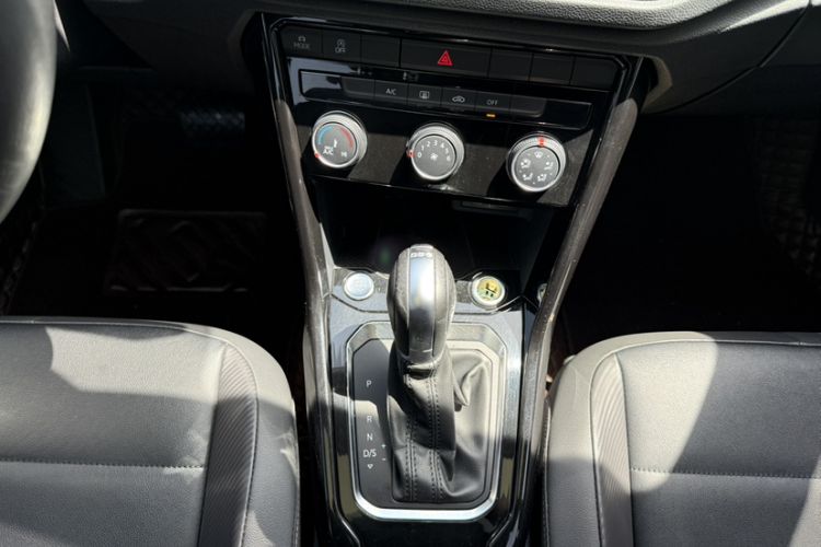 Used Volkswagen T-ROC 2021 280TSI DSG Two-Wheel Drive Comfort Connect Edition Interior 4