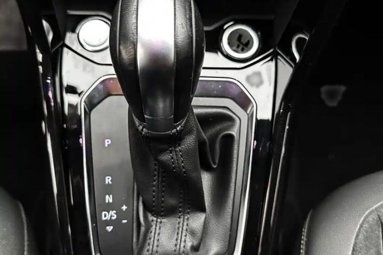 Used Volkswagen T-ROC 2021 280TSI DSG All-Wheel Drive Luxury Smart Connectivity Version Interior 6