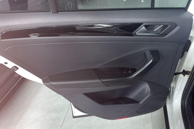Used Volkswagen T-ROC 2021 280TSI DSG Two-Wheel Drive Comfort Connect Edition Interior 8