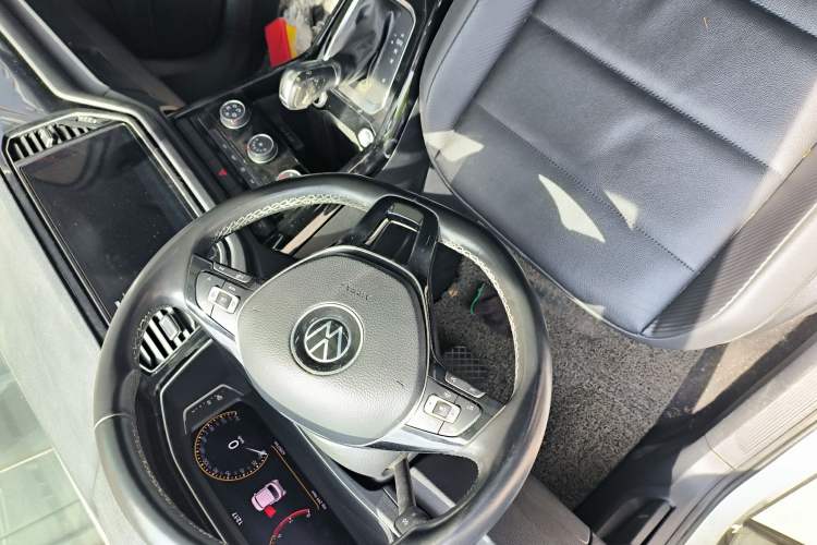 Used Volkswagen T-ROC 2021 280TSI DSG Two-Wheel Drive Elite Connect Edition Interior 8