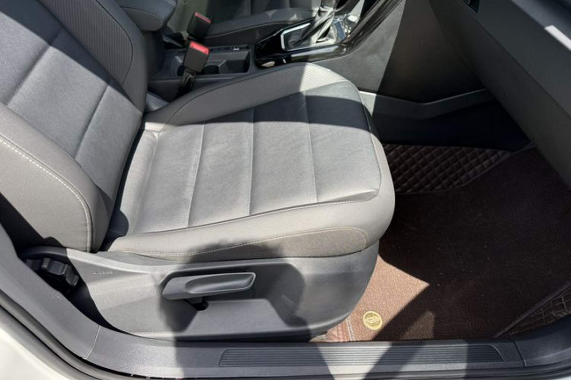 Used Volkswagen T-ROC 2021 280TSI DSG Two-Wheel Drive Comfort Connect Edition Left Front Seat