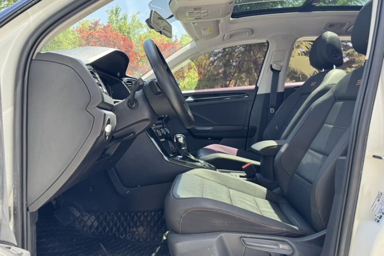 Used Volkswagen T-ROC 2021 280TSI DSG Two-Wheel Drive Comfort Connect 30th Anniversary Edition Left Front Seat