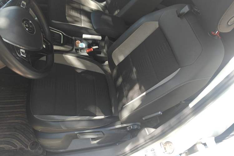 Used Volkswagen T-ROC 2021 Revised Version 280TSI DSG Two-Wheel Drive Elite Connect Edition Left Front Seat