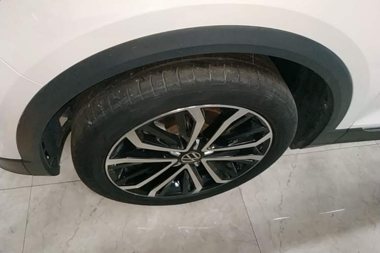 Used Volkswagen T-ROC 2021 Revised Version 280TSI DSG Two-Wheel Drive Comfort & Smart Connectivity Edition Left Front Wheel Hub
