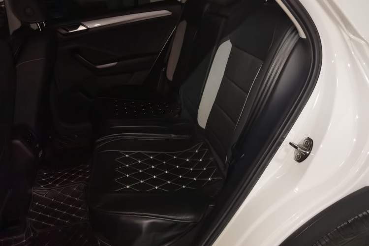 Used Volkswagen T-ROC 2021 Revised Version 280TSI DSG Two-Wheel Drive Elite Connect Edition Left Rear Seat
