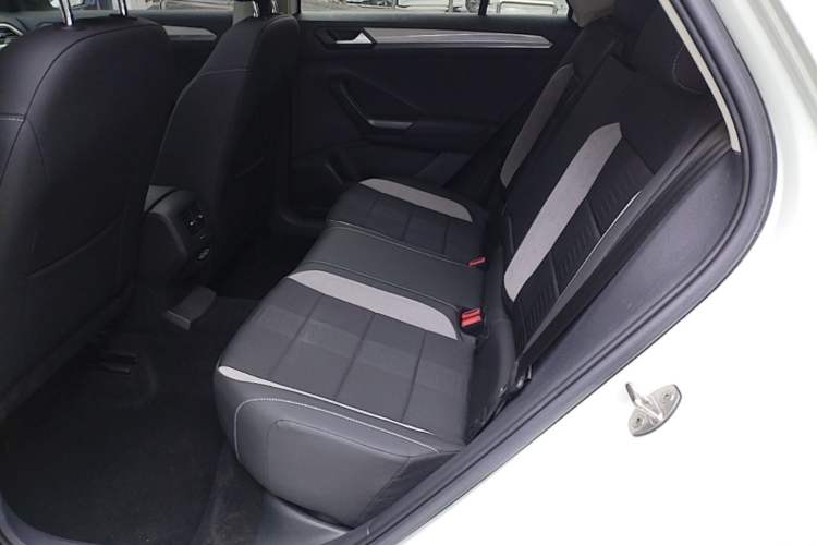 Used Volkswagen T-ROC 2021 Revised Version 280TSI DSG Two-Wheel Drive Elite Connect Edition Left Rear Seat