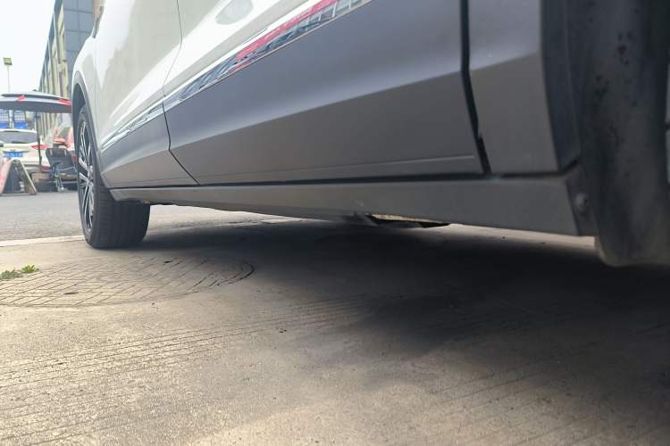 Used Volkswagen T-ROC 2021 280TSI DSG Two-Wheel Drive Comfort Connect 30th Anniversary Edition Left Side Sill