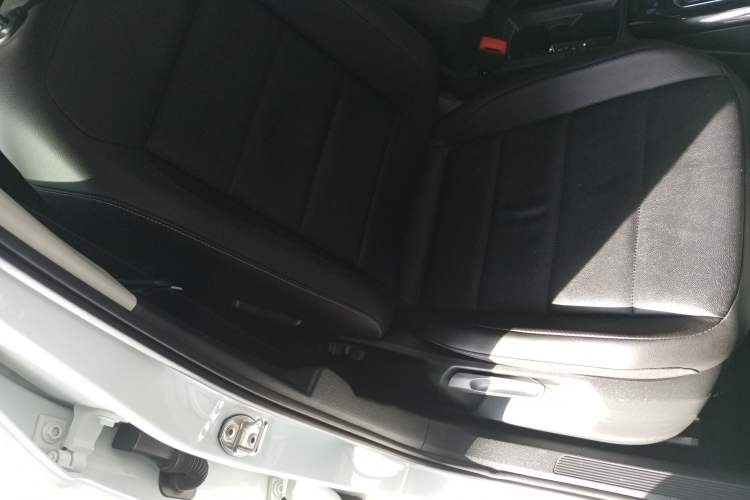 Used Volkswagen T-ROC 2021 280TSI DSG Two-Wheel Drive Comfort Connect Edition Right Front Seat