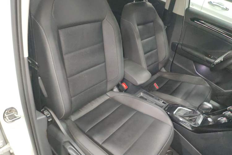 Used Volkswagen T-ROC 2021 280TSI DSG Two-Wheel Drive Comfort Connect Edition Right Front Seat