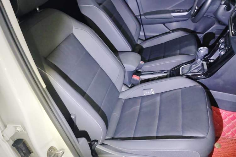 Used Volkswagen T-ROC 2021 280TSI DSG Two-Wheel Drive Comfort Connect Edition Right Front Seat