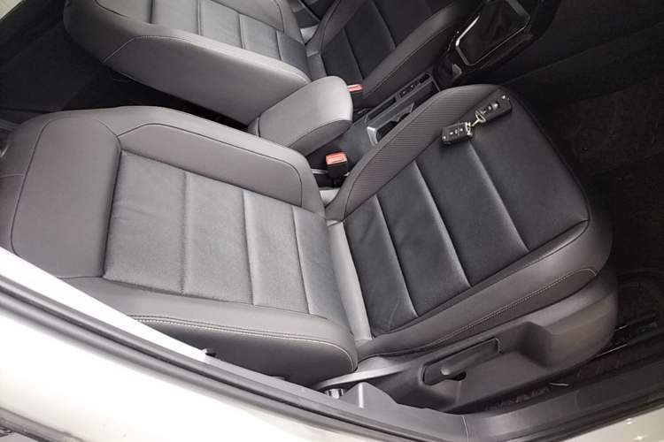 Used Volkswagen T-ROC 2021 280TSI DSG Two-Wheel Drive Comfort Connect Edition Right Front Seat