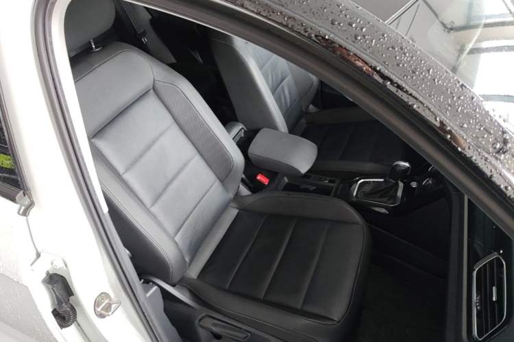 Used Volkswagen T-ROC 2021 Revised Version 280TSI DSG Two-Wheel Drive Comfort & Smart Connectivity Edition Right Front Seat