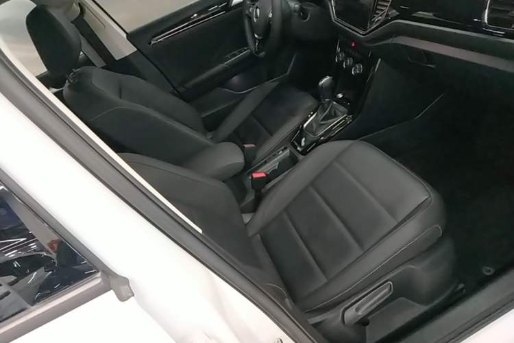 Used Volkswagen T-ROC 2021 280TSI DSG Two-Wheel Drive Comfort Connect Edition Right Front Seat