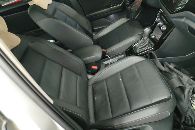 Used Volkswagen T-ROC 2021 280TSI DSG Two-Wheel Drive Comfort Connect Edition Right Front Seat