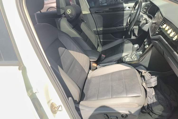 Used Volkswagen T-ROC 2021 280TSI DSG Two-Wheel Drive Comfort Connect Edition Right Front Seat