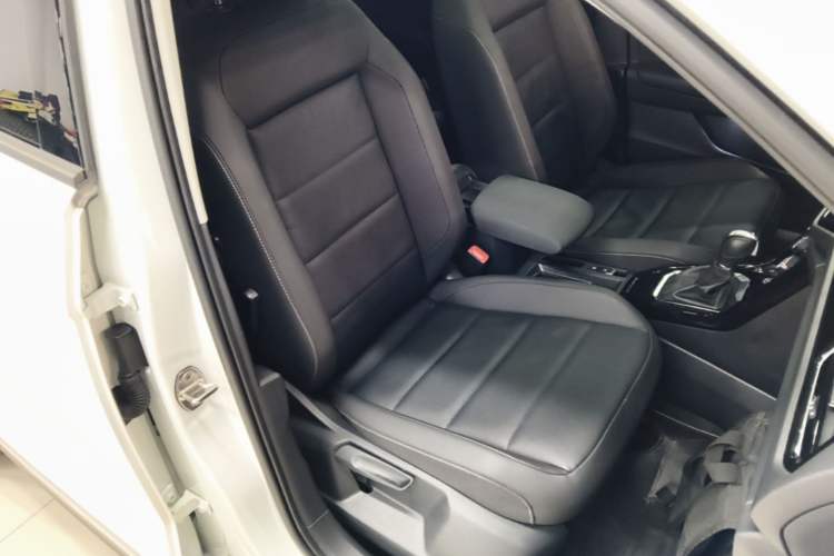 Used Volkswagen T-ROC 2021 280TSI DSG Two-Wheel Drive Comfort Connect Edition Right Front Seat