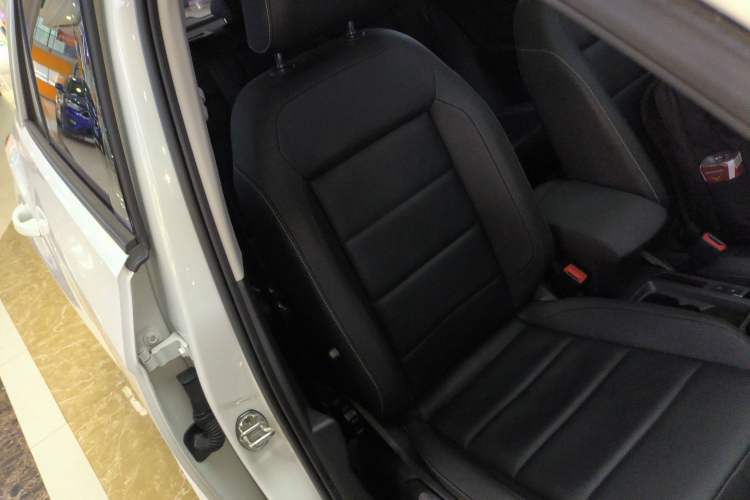 Used Volkswagen T-ROC 2021 280TSI DSG Two-Wheel Drive Comfort Connect Edition Right Front Seat