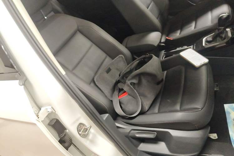 Used Volkswagen T-ROC 2021 280TSI DSG Two-Wheel Drive Comfort Connect Edition Right Front Seat