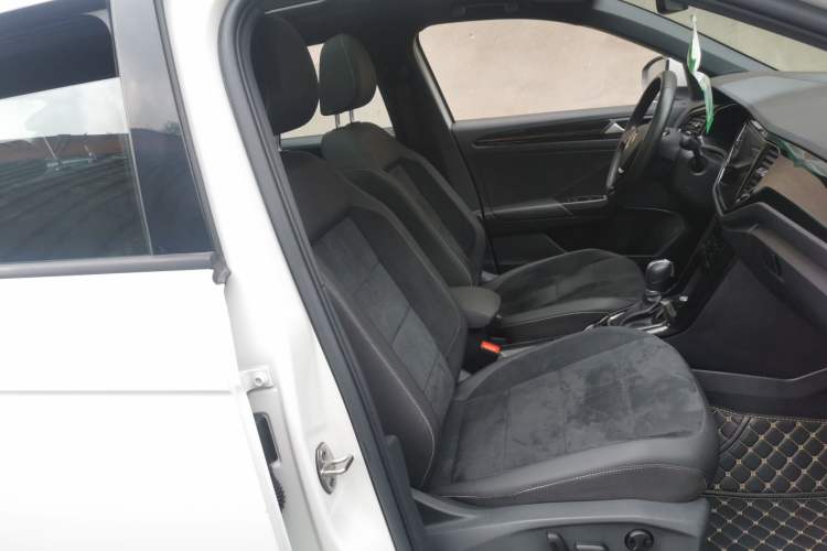 Used Volkswagen T-ROC 2021 Revised Version 280TSI DSG All-Wheel Drive Luxury Connected Edition Right Front Seat