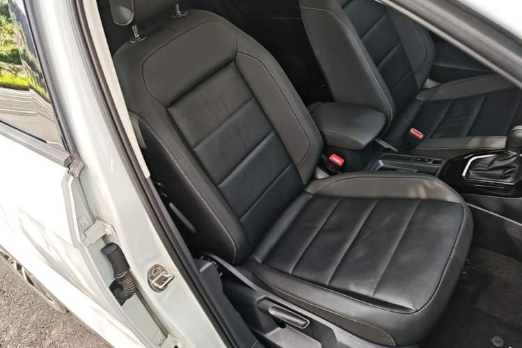 Used Volkswagen T-ROC 2021 280TSI DSG Two-Wheel Drive Comfort Connect Edition Right Front Seat