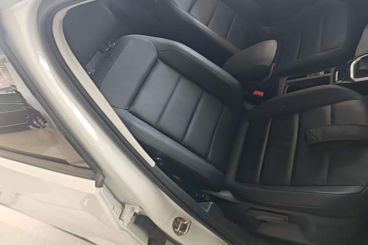 Used Volkswagen T-ROC 2021 280TSI DSG Two-Wheel Drive Comfort Connect Edition Right Front Seat