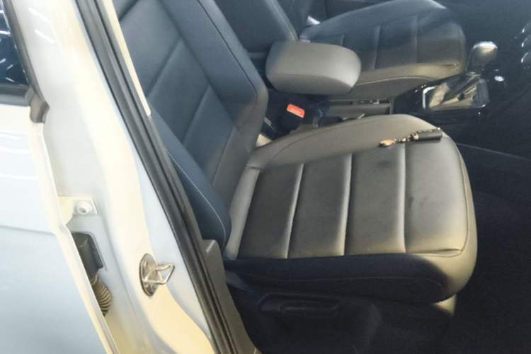 Used Volkswagen T-ROC 2021 280TSI DSG Two-Wheel Drive Comfort Connect Edition Right Front Seat