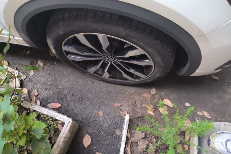 Used Volkswagen T-ROC 2021 Revised Version 280TSI DSG Two-Wheel Drive R-Line Pro Connected Car Edition Right Front Wheel Hub