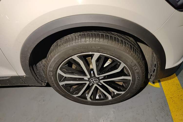 Used Volkswagen T-ROC 2021 280TSI DSG Two-Wheel Drive Luxury Smart Connectivity Version Right Front Wheel Hub