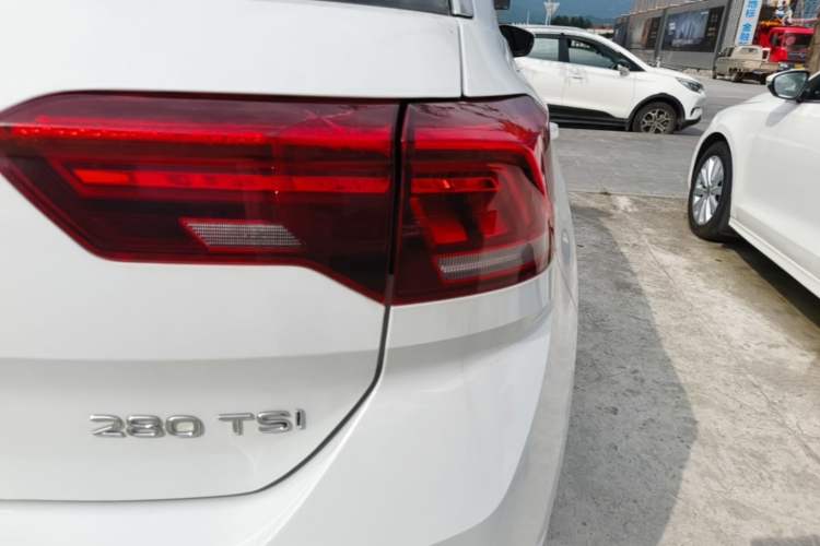 Used Volkswagen T-ROC 2021 Revised Version 280TSI DSG Two-Wheel Drive Elite Connect Edition Right Rear Taillight