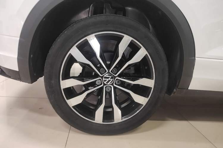 Used Volkswagen T-ROC 2021 Revised Version 280TSI DSG Two-Wheel Drive R-Line Pro Connected Car Edition Right Rear Wheel Hub