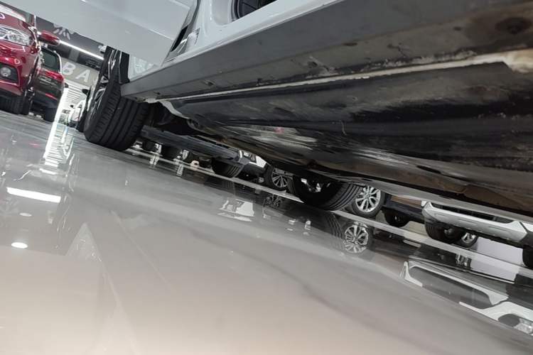 Used Volkswagen T-ROC 2021 280TSI DSG Two-Wheel Drive R-Line Pro Connected Version Right Side Sill