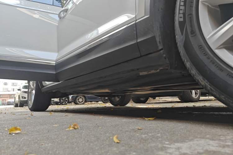 Used Volkswagen T-ROC 2021 280TSI DSG Two-Wheel Drive Elite Connect Edition Right Side Sill