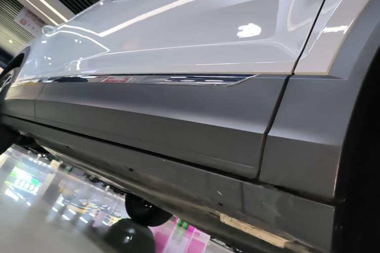 Used Volkswagen T-ROC 2021 280TSI DSG Two-Wheel Drive Comfort Connect Edition Right Side Sill