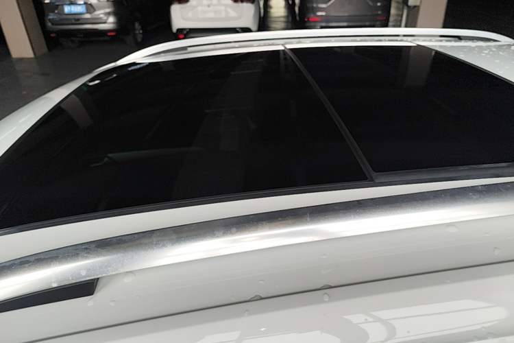 Used Volkswagen T-ROC 2021 280TSI DSG Two-Wheel Drive Elite Connect Edition Roof