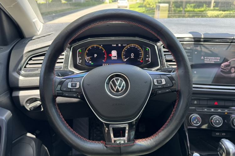 Used Volkswagen T-ROC 2021 280TSI DSG Two-Wheel Drive Comfort Connect 30th Anniversary Edition Steering Wheel