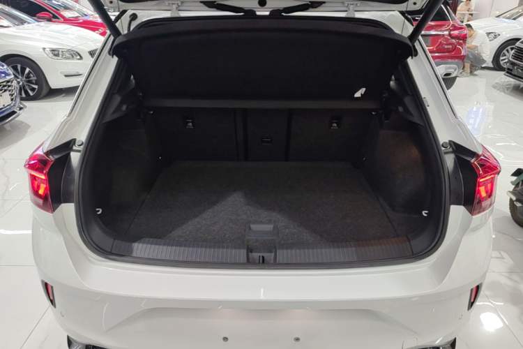 Used Volkswagen T-ROC 2021 280TSI DSG Two-Wheel Drive R-Line Pro Connected Version Trunk